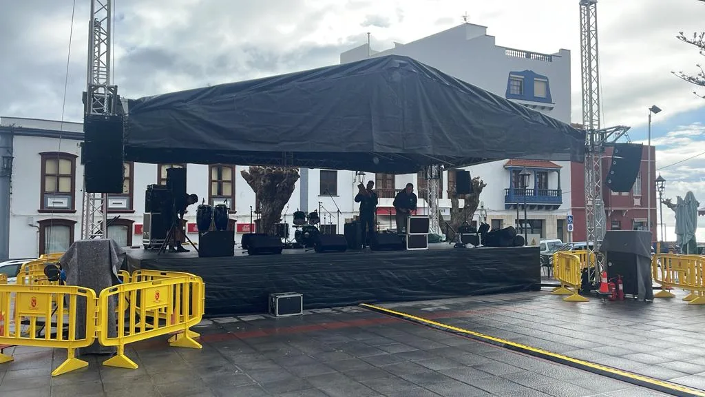 Escenario al aire libre con la carpa cubierta negra montada sobre truss en una plaza