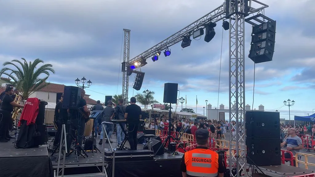 Escenario al aire libre con estructura de truss, focos y altavoces line array