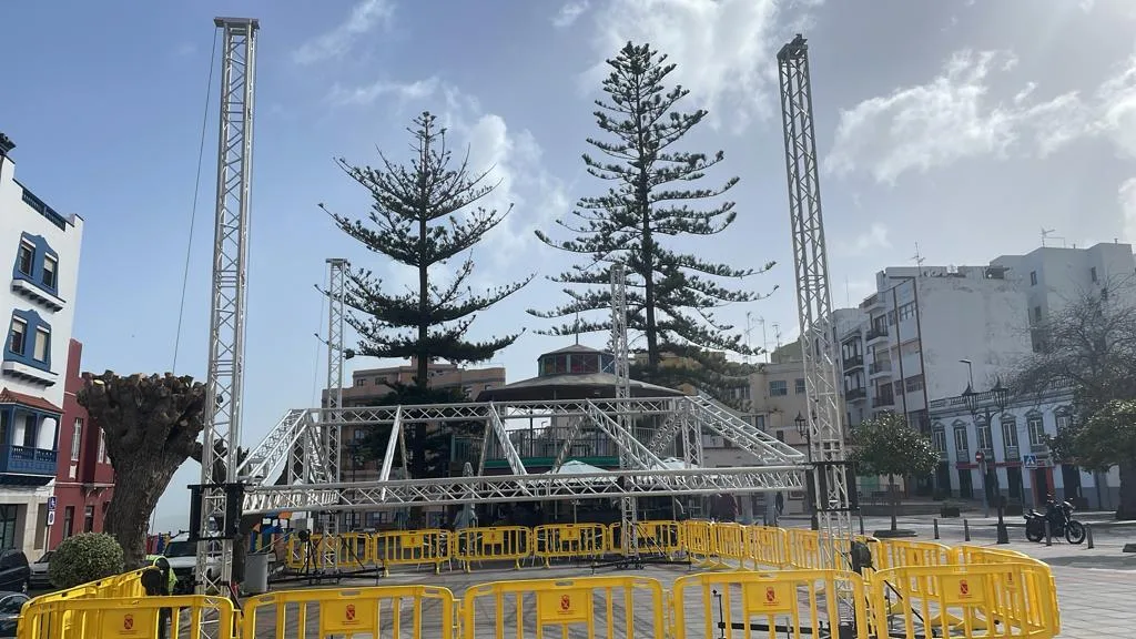 Cuatro torres de truss de aluminio para array y elevación montadas en una plaza