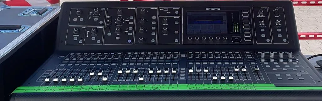 Mesa de sonido digital Midas 32 con los canales rotulados