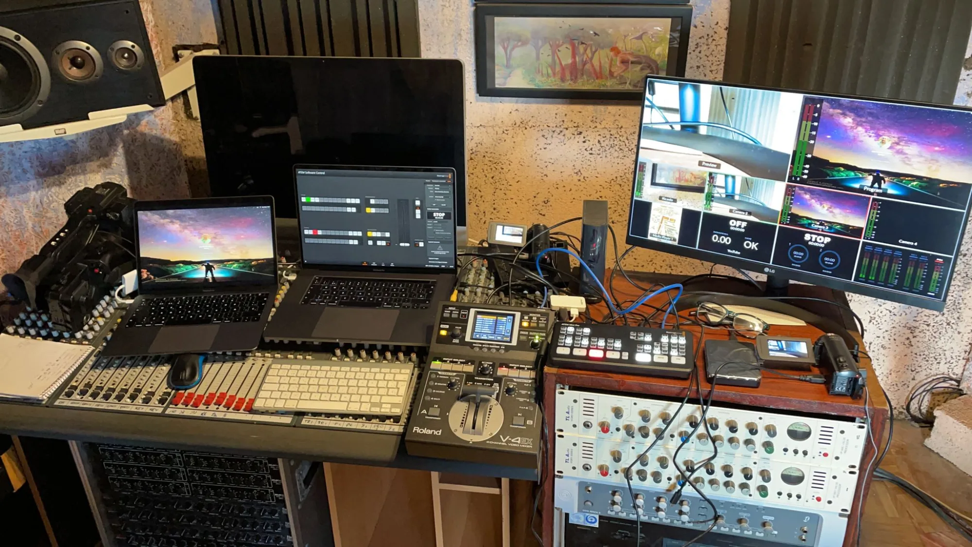 Puesto de realización con mezclador de vídeo, ordenadores y monitor multivista
