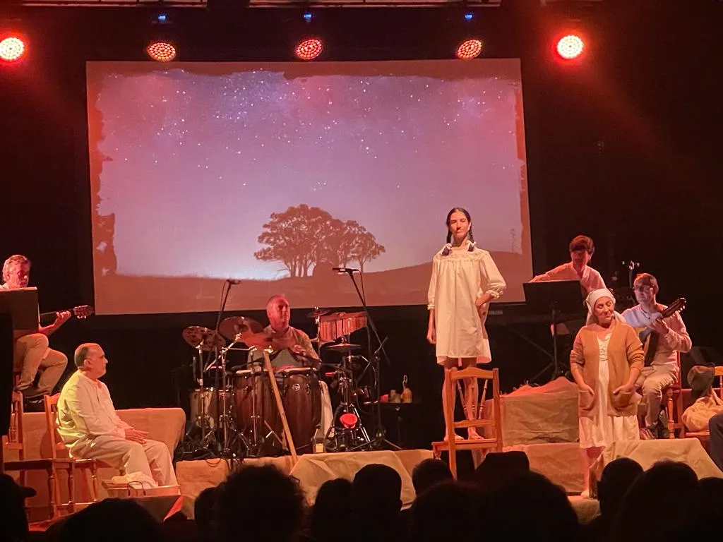 Obra de teatro musical con músicos en directo y un cielo estrellado proyectado en pantalla